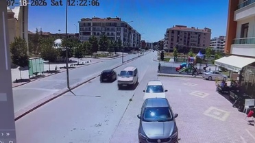 Ters Yolda İlerleyen Minibüs Kameralara Yansıdı