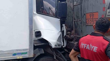 Osmaniye'de tankere arkadan çarpan tırda 2 kişi yaralandı
