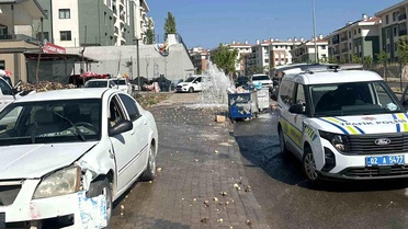Adıyaman'da Otomobil Yangın Hidrantına Çarptı
