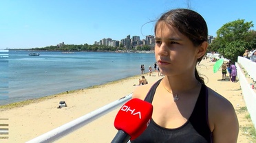 İstanbullular Caddebostan Sahili'nde Sıcak Havayı Değerlendiriyor