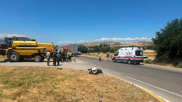 Sivas'ta Otomobil Biçerdöverle Çarpıştı