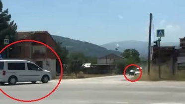 Ehliyetsiz sürücüden direksiyon başında tepki çeken hareket: Hem içki içti hem de...