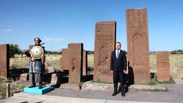 Bakan Yardımcısı Demiralp, Ahlat'ta Selçuklu Mezarlığı'nı ziyaret etti