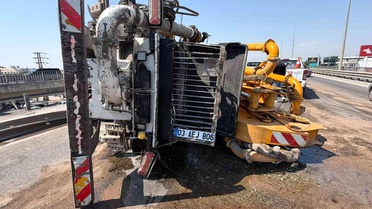 Aksu'da Beton Pompası Kamyonu Kaza Yaptı