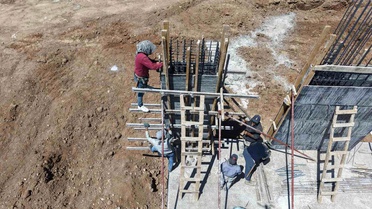 Elazığ'da İnşaat İşçileri Sıcakla Mücadele Ediyor