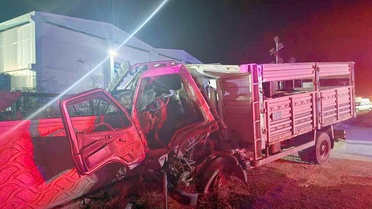 Kamyon önce traktöre sonra duvara çarptı: 1 ölü, 3 yaralı