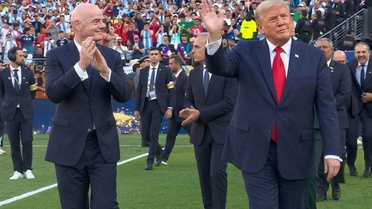 Kupayı vermek için sahaya çıkan Donald Trump hayatının şokunu yaşadı
