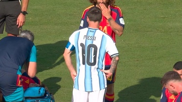 Maçın önüne geçen an! Messi ağzını kapatarak konuşan Cucurella için kırmızı kart bekledi