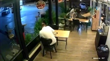 Motosiklet Lokantaya Daldı, Müşteri Yaralandı