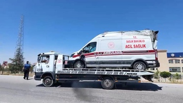 Niğde'de Ambulans ile Otomobil Çarpıştı