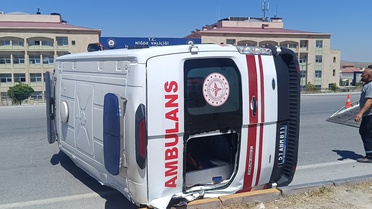 Niğde'de Ambulans ve Otomobil Çarpıştı