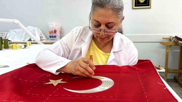Eskişehir'de Geleneksel El Sanatlarıyla Türk Bayrağı İşleniyor