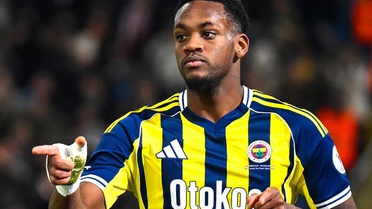 Adı Galatasaray ile anılan Jhon Duran yeni takımının formasını giydi