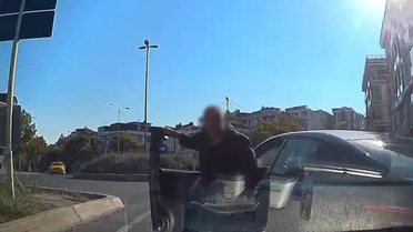 Taksicinin önünü kesip aracını yumrukladı: Saldırı anı anbean kaydedildi