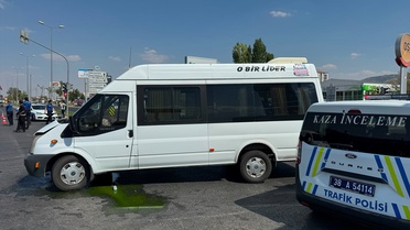 Kayseri'de Minibüs-Otomobil Çarpışması: 8 Yaralı