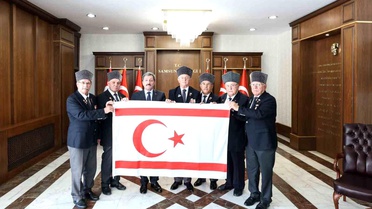 Gazilerden Vali'ye Kıbrıs Bayrağı