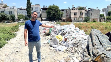 Mahalle arasındaki arsa çöplüğe döndü, vatandaşlar tepki gösterdi