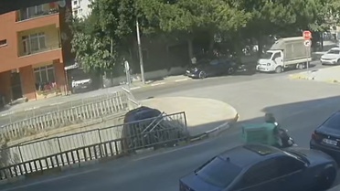 Pendik'te Direksiyon Kontrolü Kaybedildi, Araç Dereye Düştü