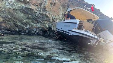 Marmaris'te Fiber Tekne Kayalıklara Çarptı