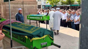 Teknenin alabora olması sonucu hayatını kaybeden 3 kişi yan yana son yolcuğuna uğurlandı
