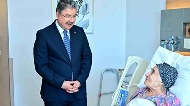 Vali Yılmaz, şehit annesini hastanede ziyaret etti