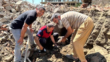 Yıkım halindeki binada mahsur kalan 8 yavru köpeği itfaiye kurtardı