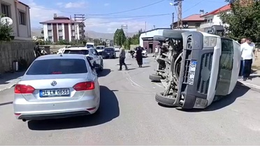 Yüksekova'da araç çarpıştı: 3 yaralı