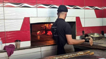 Kebap Ustası Sıcak Fırında Çalışıyor
