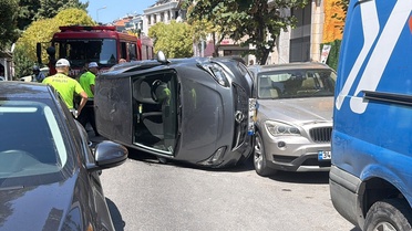 Bakırköy'de Otomobil Yan Yattı