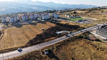 Emet'te arazi yangını korkuttu: Bir itfaiye eri dumandan etkilendi