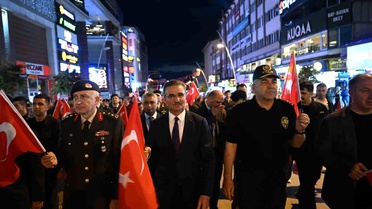 Erzurum'da 107. yıllık coşku fener alayı ile renklendi
