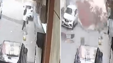 Esenler'de sokakta oynayan çocuklar, uçan çatının altında kalmaktan son anda kurtuldu