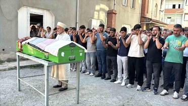 Eşi tarafından öldürülen 3 çocuk annesi kadın toprağa verildi