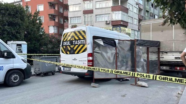 Güngören'de Yaşlı Adam Servis Aracının Altında Kaldı