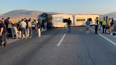 Yolcu otobüsü bariyere çarparak devrildi! 31 kişi yaralandı