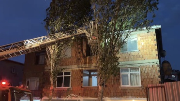 İstanbul'da Fırtına Ağaç Düşürdü