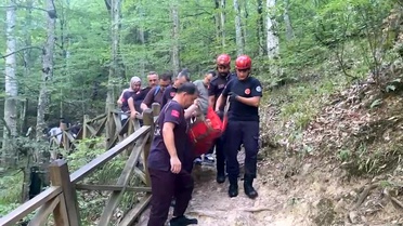 Oylat Şelalesi'nde düşen kadın, ekiplerin zorlu çalışmasıyla kurtarıldı