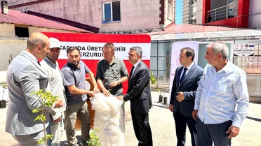 Pazaryolu'nda Üreticilere Fidan ve Naylon Desteği