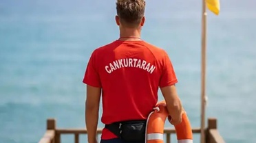Cankurtaranlar kız arkadaşının hayatını kurtarırken bakın o ne yaptı