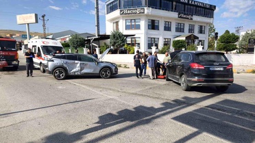 Edremit'te Trafik Kazası: 2 Yaralı