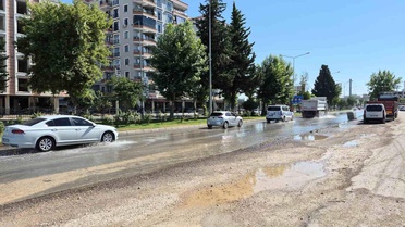 Ana şebeke borusu patladı, yol göle döndü