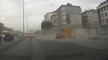 Fırtına Bariyerleri Savurdu
