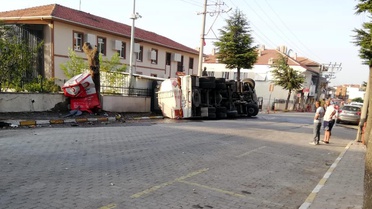 Balya'da akaryakıt dolu tanker devrildi
