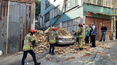 Beyoğlu'nda metruk bina otomobilin üzerine çöktü