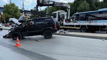 Beyoğlu'nda Lüks Cip Kaza Yaptı