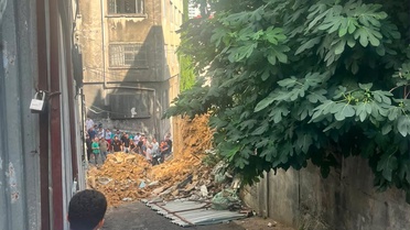 Beyoğlu'nda metruk bina aracın üzerine çöktü