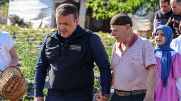 Vali Sözer Çilek Hasadında