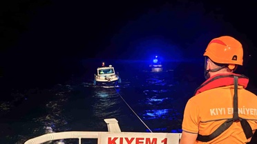 Çanakkale Boğazı'nda sürüklenen tekne kurtarıldı