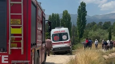 Devrilen traktörün üzerinden yola savrulan genç kadın hayatını kaybetti