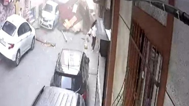 Esenler'de Fırtına Çatı Uçurdu